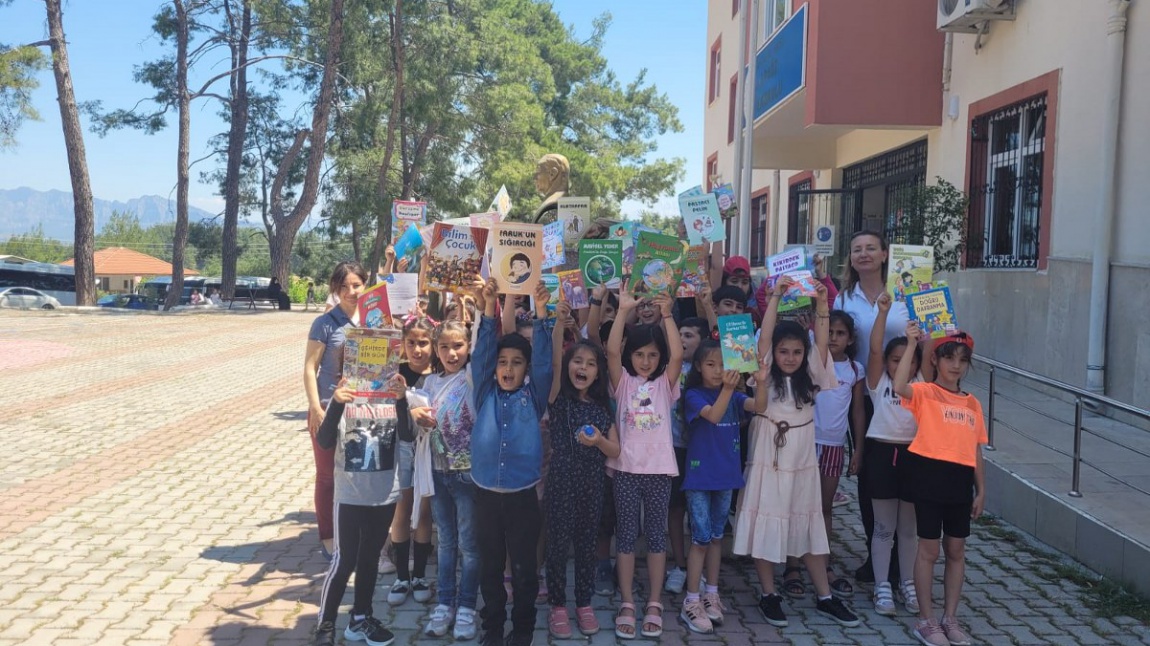 AHENK PROJESİ kapsamında okulumuz ilkokul öğrencileri Aksu İlkokuluna ziyarette bulunarak yarışma,kitap okuma ve oyuncak hediyeleşme etkinliği yapmışlardır.