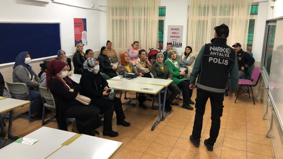 Okulumuzda,İç İşleri Bakanlığı'nın En İyi Narkotik Polisi Anne Projesi adı altında,Antalya Narkotik Suçlarla Mücadele Şube Müdürlüğü tarafından video gösterimli sunum yapılmıştır.